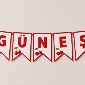 Kiraz temalı kişiye özel isim bannerı, kırmızı kurdeleli doğum günü süsü ve 1 yaş parti dekorasyonu