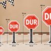 Yarış arabası doğum günü konsepti için kırmızı DUR tabelası ayaklı pano