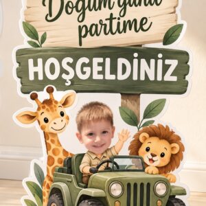 Çocuk fotoğraflı safari hoş geldiniz ayaklı pano, yeşil jip, aslan ve zürafa figürlü doğum günü dekorasyonu
