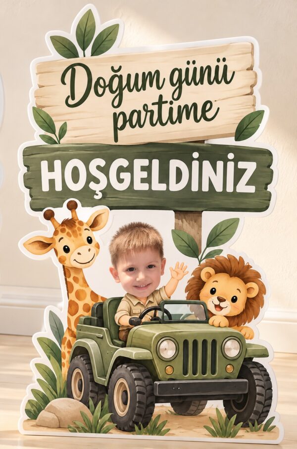 Çocuk fotoğraflı safari hoş geldiniz ayaklı pano, yeşil jip, aslan ve zürafa figürlü doğum günü dekorasyonu